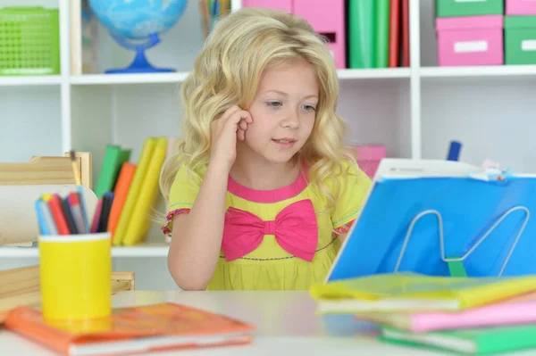 Schattig Klein Meisje Studeren Thuis — Stockfoto