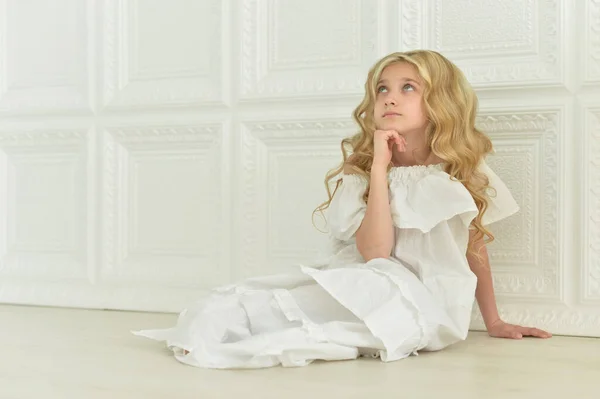 Hermosa Chica Vestido Blanco Sentado Suelo Estudio — Foto de Stock