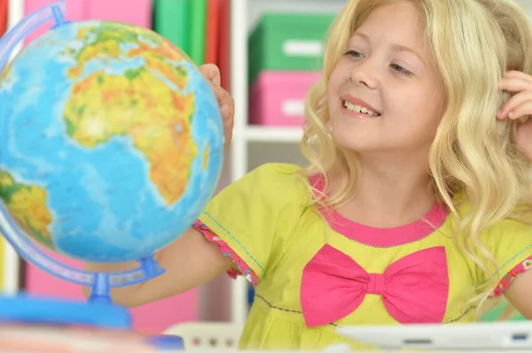 Menina Bonito Com Globo Sentado Mesa — Fotografia de Stock