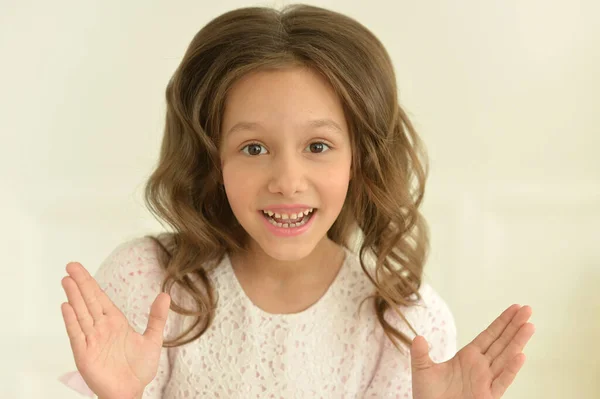 Retrato Menina Bonito Surpreendido Estúdio — Fotografia de Stock