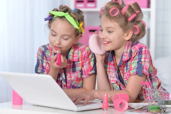 Sorelle Bigodini Capelli Con Computer Portatile Casa — Foto Stock