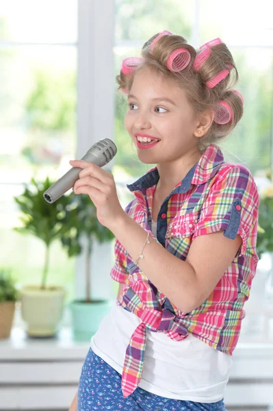 Hübsches Mädchen Mit Lockenwicklern Mit Mikrofon — Stockfoto