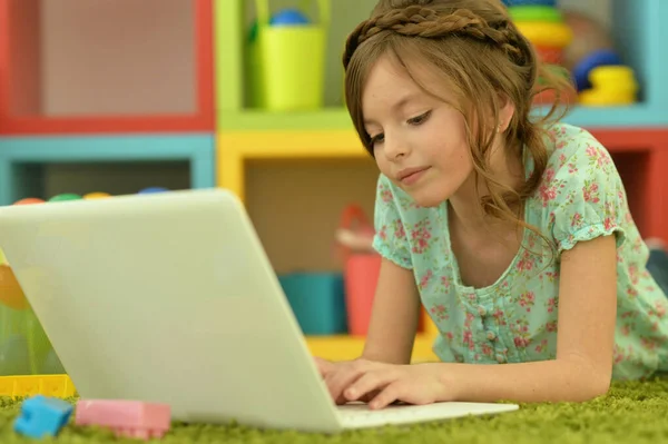 Schattig Klein Meisje Met Laptop Thuis — Stockfoto