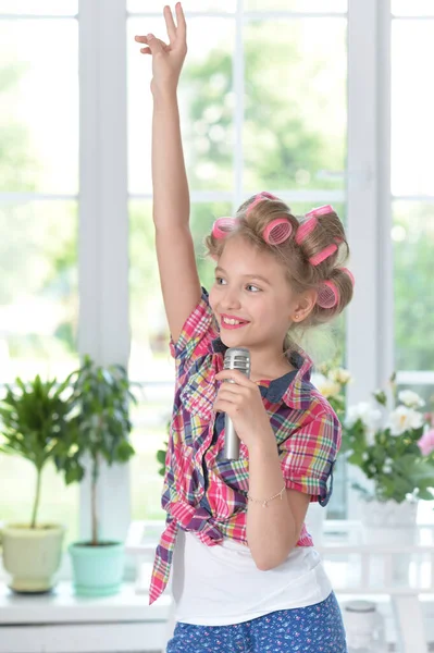 Pretty Girl Hair Curlers Microphone — Stock Photo, Image
