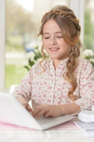 可爱的小女孩在家里用笔记本电脑 — 图库照片