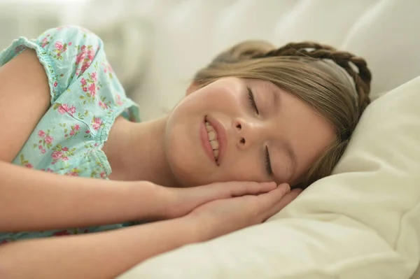 Kleines Mädchen Liegt Auf Bett Schlafzimmer — Stockfoto