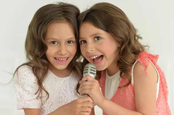 Vista Vicino Ragazze Carine Che Cantano Con Microfono — Foto Stock