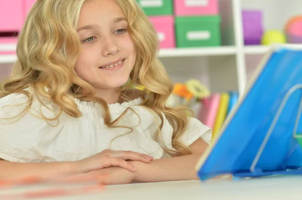 Schattig Klein Meisje Studeren Thuis — Stockfoto