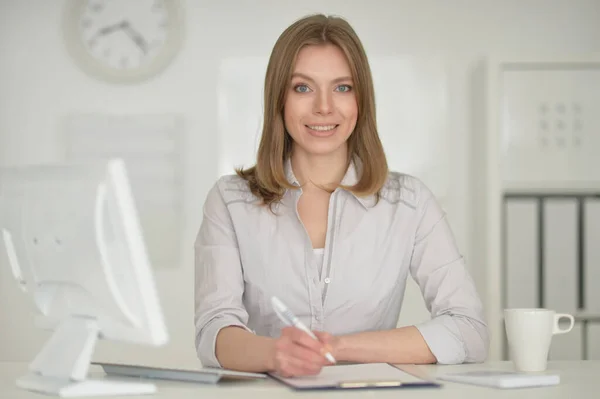 Joven Mujer Negocios Con Computadora Oficina — Foto de Stock