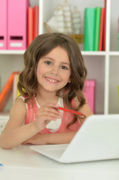 Cute Little Girl Pomocą Laptopa Domu — Zdjęcie stockowe