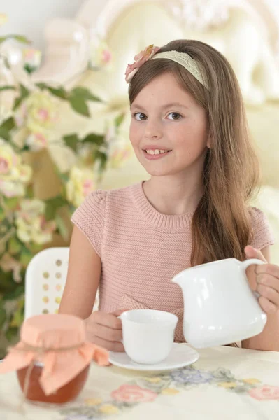 Souriante Petite Fille Tenant Une Grande Tasse Thé — Photo