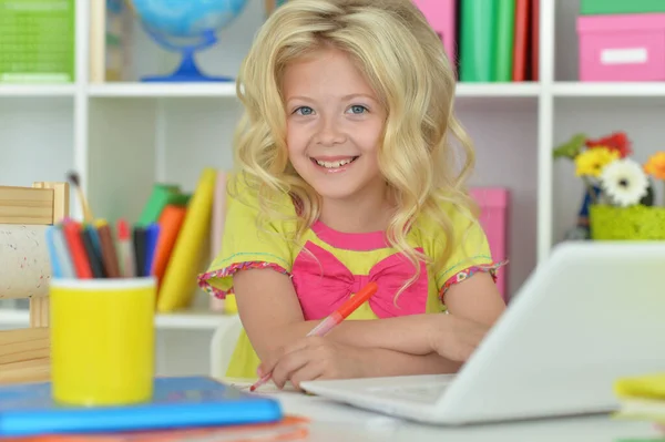 Meisje Ding Home Werk Met Laptop Aan Bureau — Stockfoto