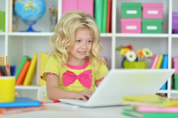 Mooi Meisje Met Behulp Van Laptop Bureau Thuis — Stockfoto