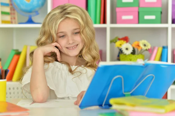 Schattig Klein Meisje Studeren Thuis — Stockfoto