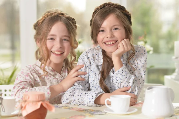 Deux Petites Filles Souriantes Qui Boivent Thé Maison — Photo