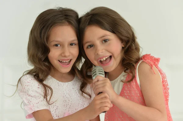 Vista Vicino Ragazze Carine Che Cantano Con Microfono — Foto Stock