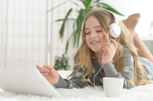 Nettes Kleines Mädchen Mit Kopfhörern Mit Laptop Hause — Stockfoto