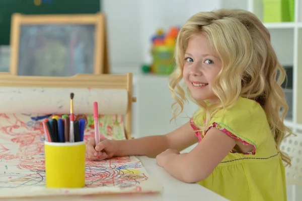 Nettes Mädchen Zeichnet Bild Schreibtisch Hause — Stockfoto