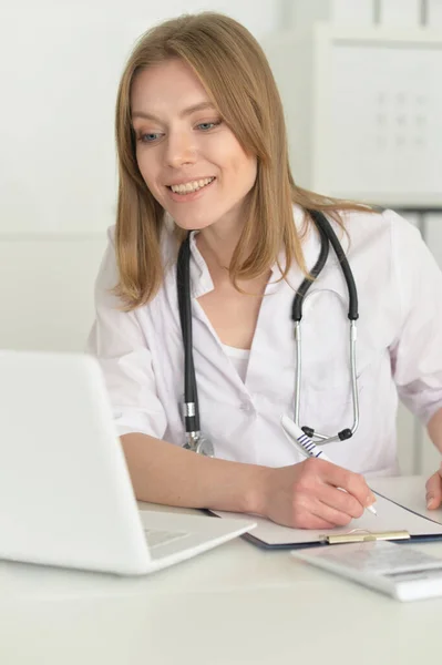 Retrato Doctora Sonriente Hospital — Foto de Stock