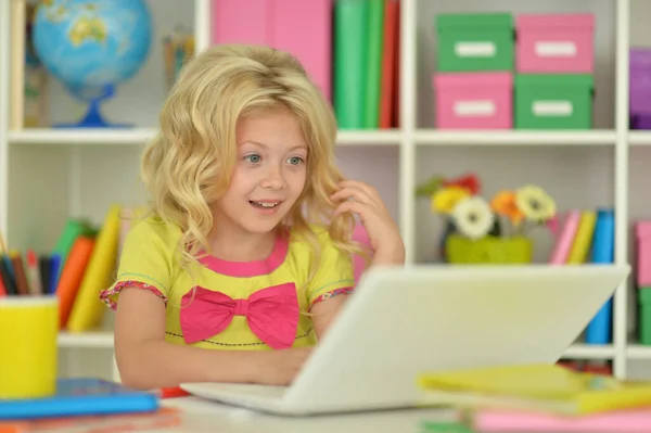 Schöne Mädchen Mit Laptop Schreibtisch Hause — Stockfoto