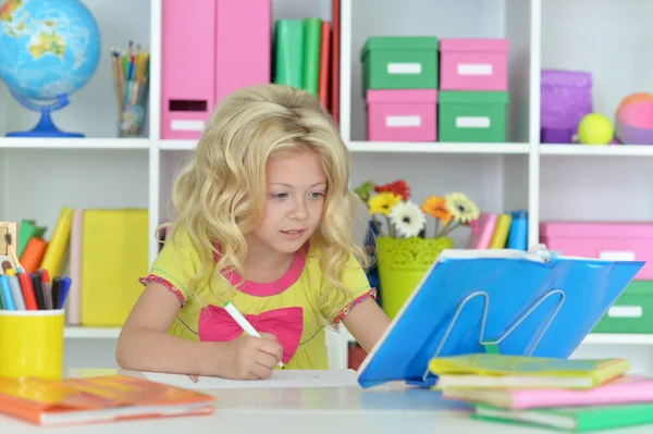 小女孩在家里的书桌边学习 — 图库照片