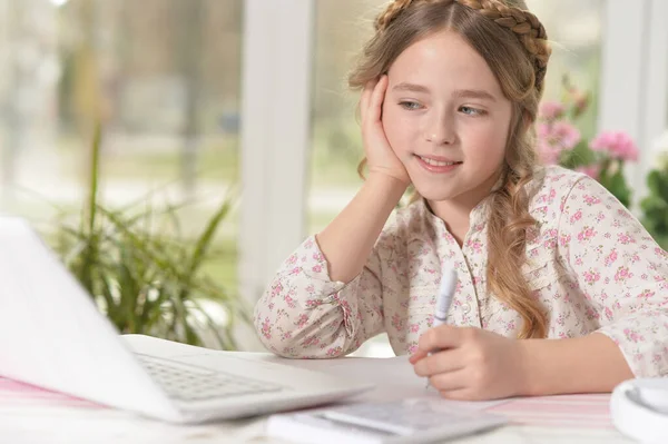 Schattig Klein Meisje Met Laptop Thuis — Stockfoto