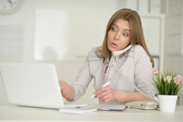 Młoda Kobieta Biznesu Laptopem Rozmawia Przez Telefon — Zdjęcie stockowe