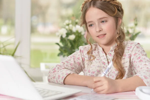 Χαριτωμένο Κοριτσάκι Χρησιμοποιώντας Φορητό Υπολογιστή Στο Σπίτι — Φωτογραφία Αρχείου