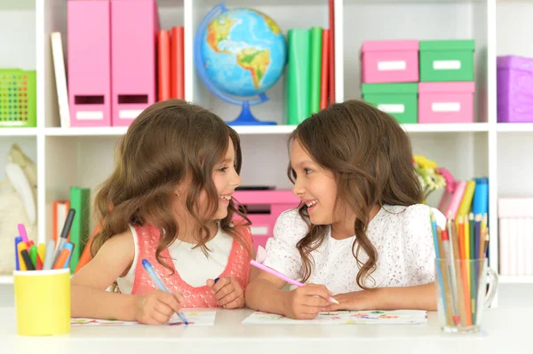 Дві Милі Маленькі Дівчата Малюють Олівцями — стокове фото
