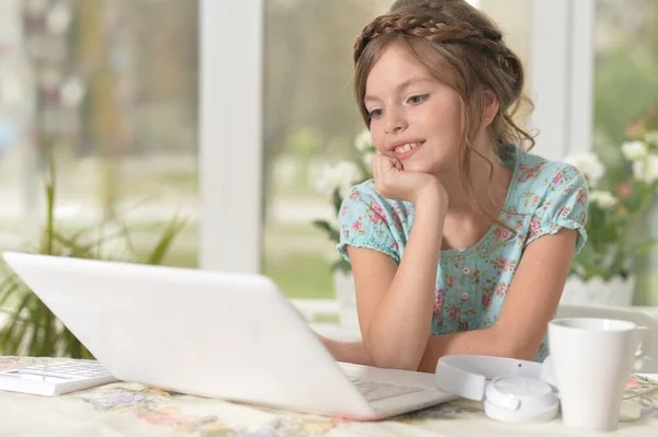 Cute Little Girl Pomocą Laptopa Domu — Zdjęcie stockowe