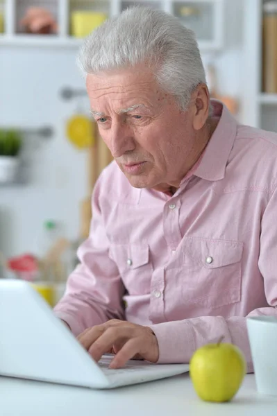 Retrato Empresário Sênior Cozinha Com Laptop — Fotografia de Stock