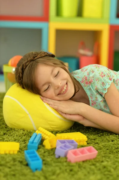 Mignonne Petite Fille Couchée Sur Sol Avec Des Jouets — Photo