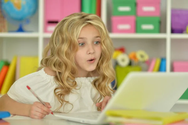 Schattig Meisje Ding Thuiswerk Met Laptop Aan Bureau — Stockfoto