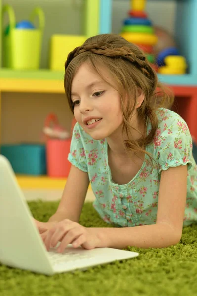 Cute Little Girl Pomocą Laptopa Domu — Zdjęcie stockowe