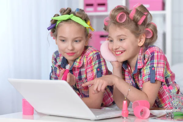 Carino Ragazze Gemelle Bigodini Capelli Con Computer Portatile Casa — Foto Stock