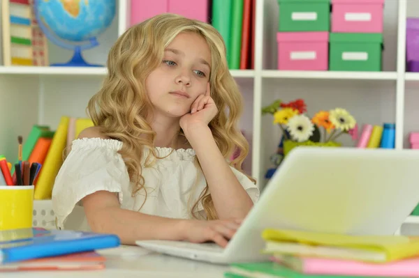 Słodkie Dziewczyna Ding Praca Domu Laptopa Biurku — Zdjęcie stockowe