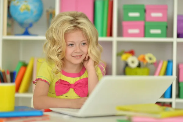 Schöne Mädchen Mit Laptop Schreibtisch Hause — Stockfoto