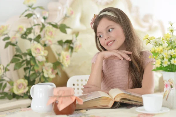 Junges Mädchen Liest Interessantes Großes Buch — Stockfoto