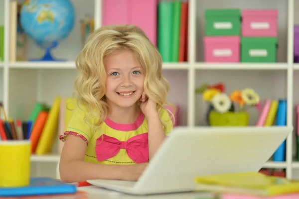 Piękna Dziewczyna Pomocą Laptopa Domu — Zdjęcie stockowe