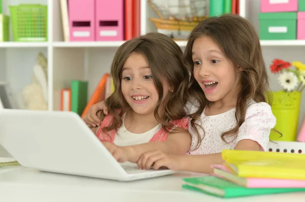 Duas Meninas Bonitas Sala Aula Com Laptop — Fotografia de Stock