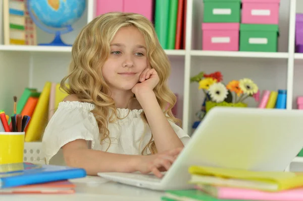 Schattig Meisje Ding Thuiswerk Met Laptop Aan Bureau — Stockfoto