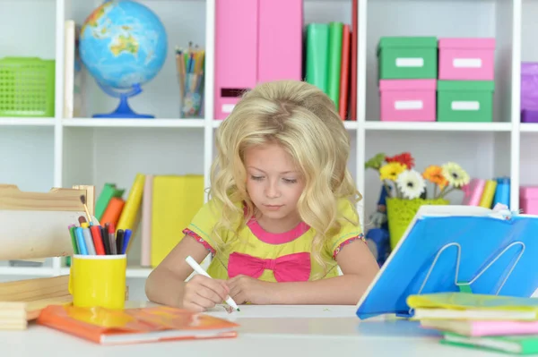 Κοριτσάκι Που Σπουδάζει Στο Γραφείο Στο Σπίτι — Φωτογραφία Αρχείου