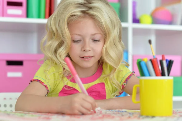 可爱的女孩在家里写字台上画画 — 图库照片