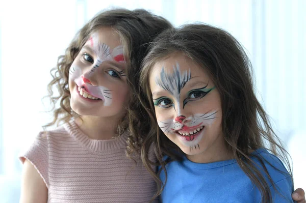 Lindas Niñas Con Caras Pintadas Sonriendo —  Fotos de Stock