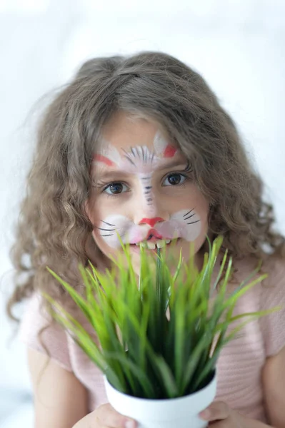 Nettes Kleines Mädchen Mit Geschminktem Gesicht Wie Hase Mit Gras — Stockfoto