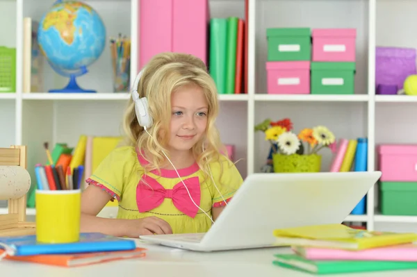 Schattig Meisje Hoofdtelefoon Ding Met Laptop Zitten Aan Bureau — Stockfoto