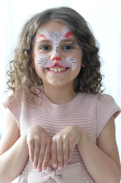 可爱的小女孩 她的脸被描绘成兔子的姿势 — 图库照片