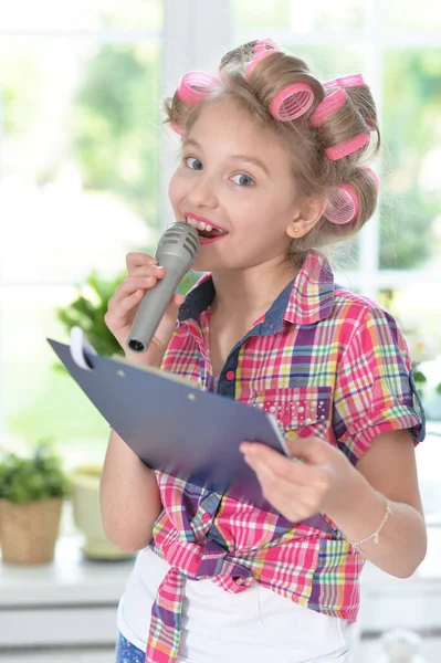 Csinos Lány Haj Curlers Mikrofonnal — Stock Fotó