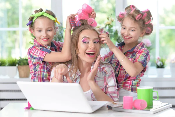 Carino Tweenie Ragazze Madre Bigodini Con Computer Portatile Casa — Foto Stock