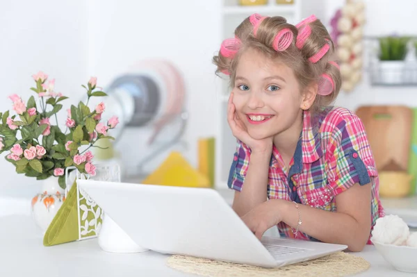 Menina Bonita Com Encrespadores Cabelo Usando Laptop — Fotografia de Stock